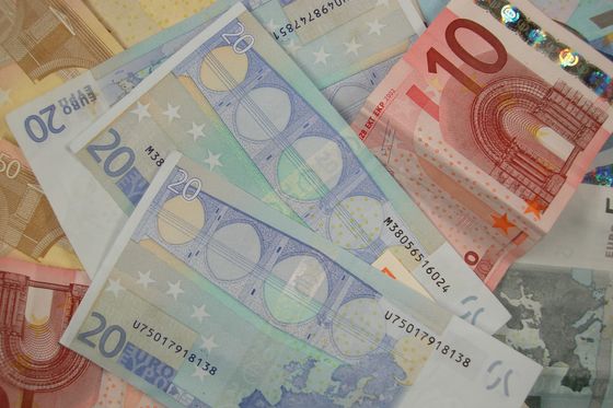 Übereinanderliegende Euro-Banknoten, vor allem Zwanzig- und Zehn-Euro-Scheine