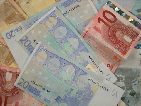 Übereinanderliegende Euro-Banknoten, vor allem Zwanzig- und Zehn-Euro-Scheine