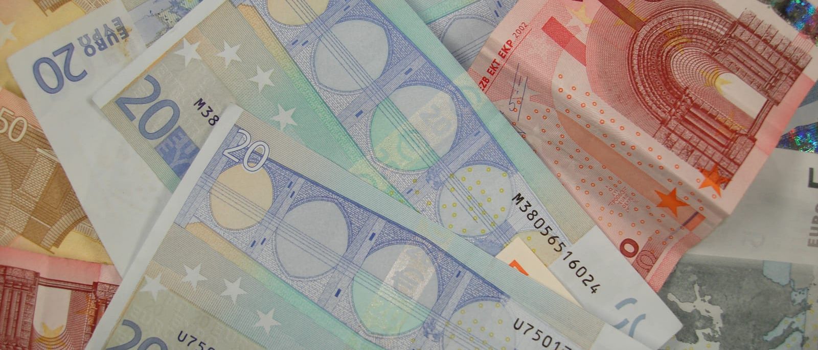 Übereinanderliegende Euro-Banknoten, vor allem Zwanzig- und Zehn-Euro-Scheine